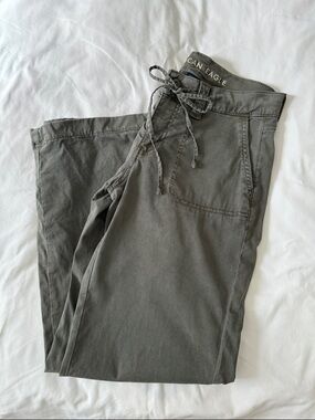 American Eagle Outfitters Women’s Army Green Low-Rise Baggy Wide Chinos